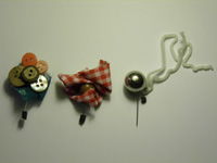 Joana Pina - botões, tecido, esfera metal, elastico, conta madeira